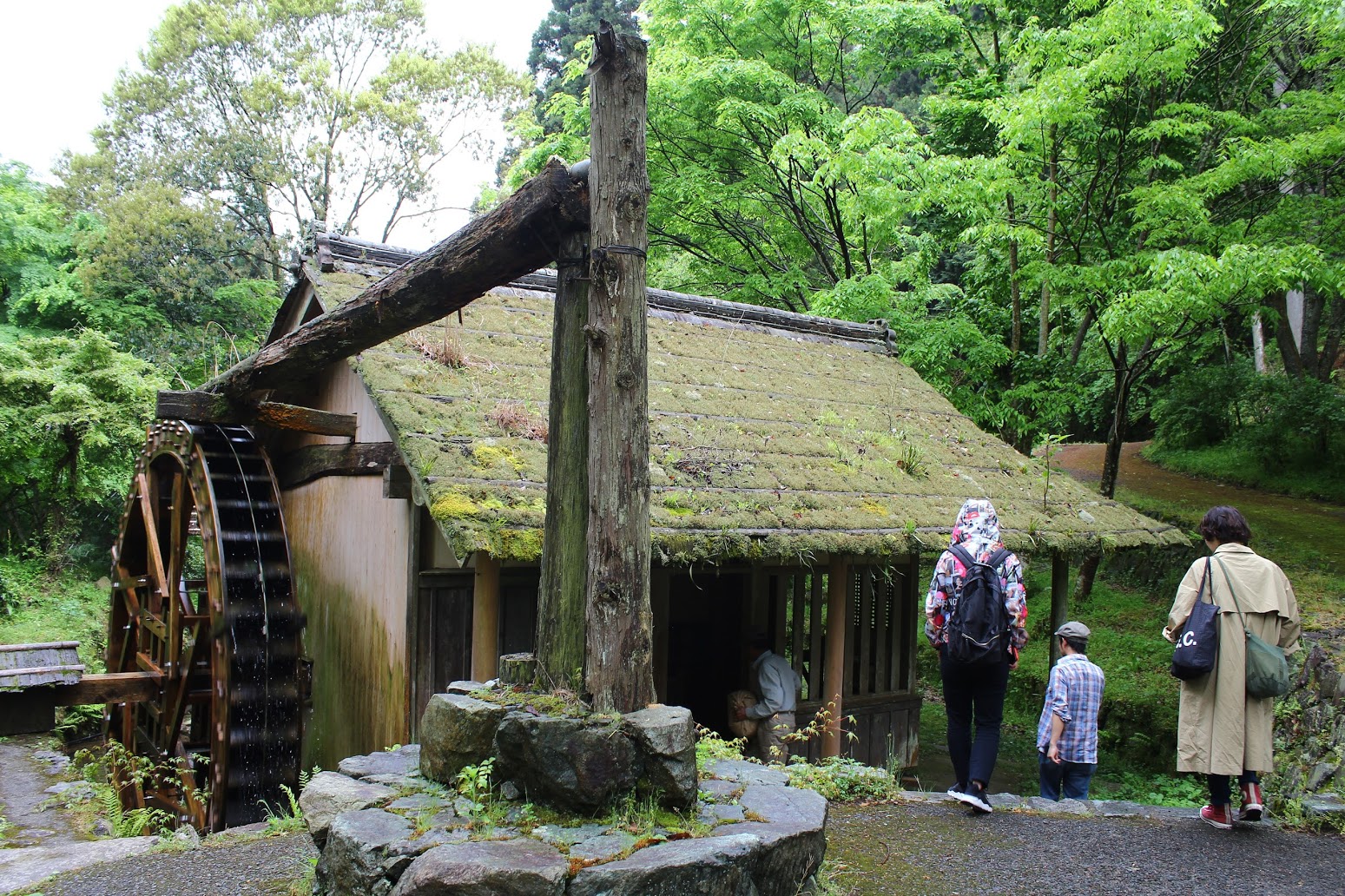 苔屋根の水車小屋