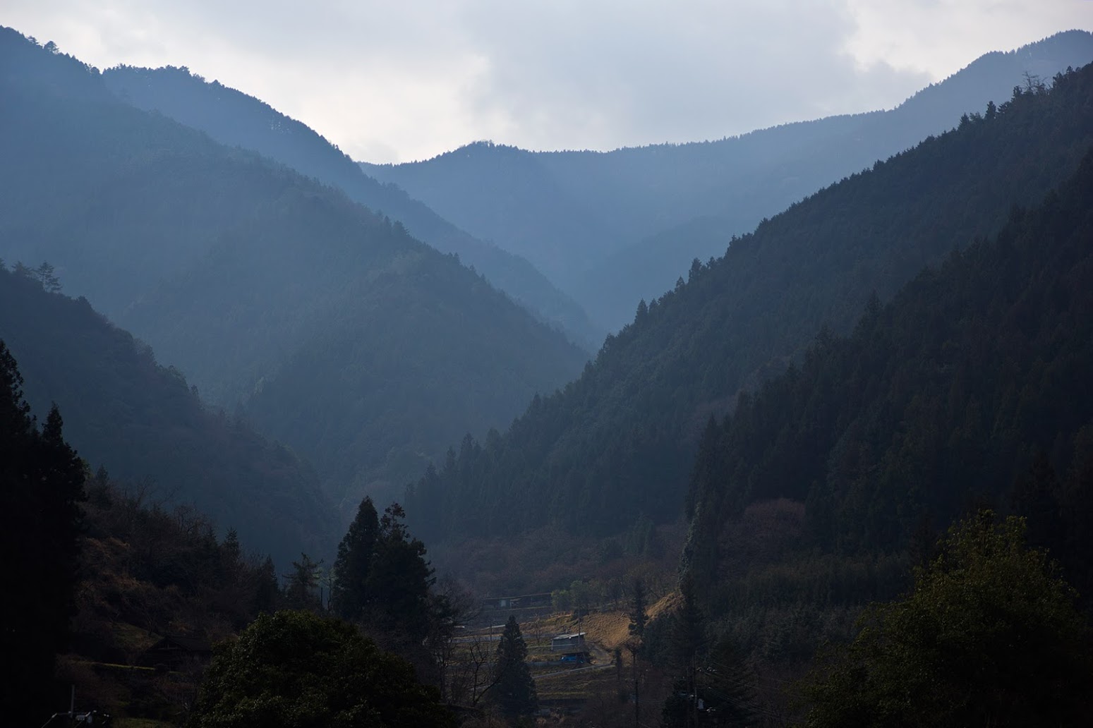 内子の山並みと朝霧