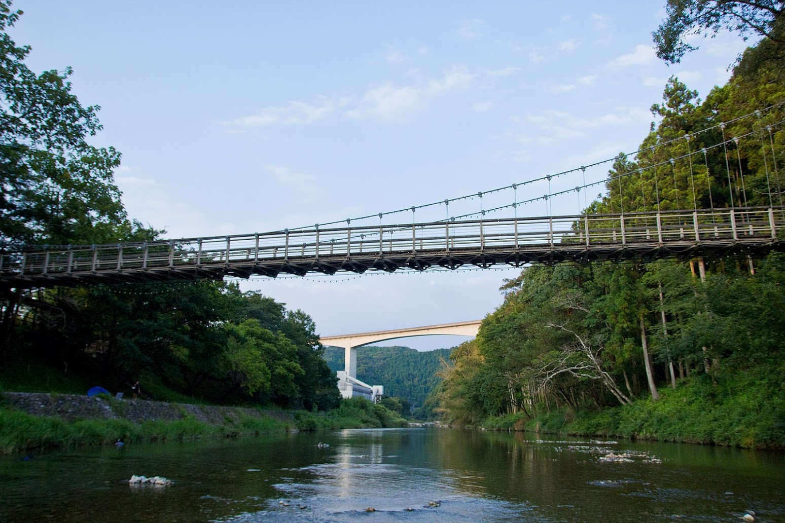 夕暮れの吊り橋